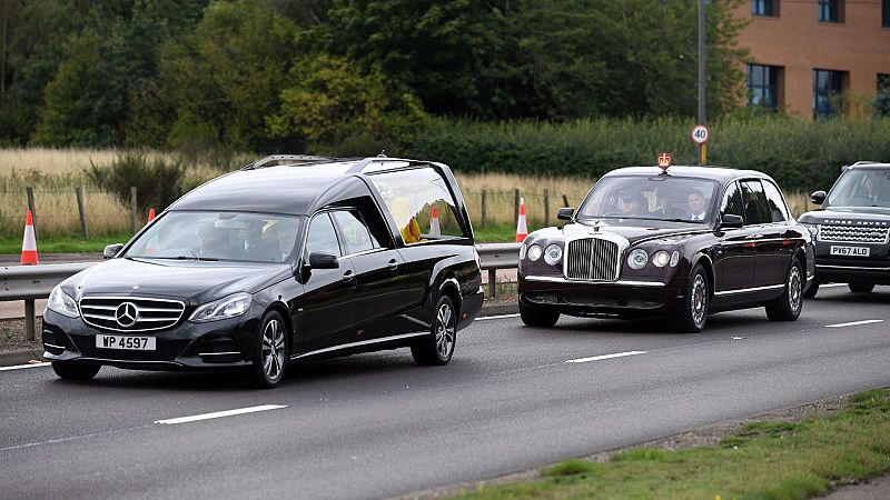 La comitiva fúnebre de Isabel II parte rumbo a Edimburgo