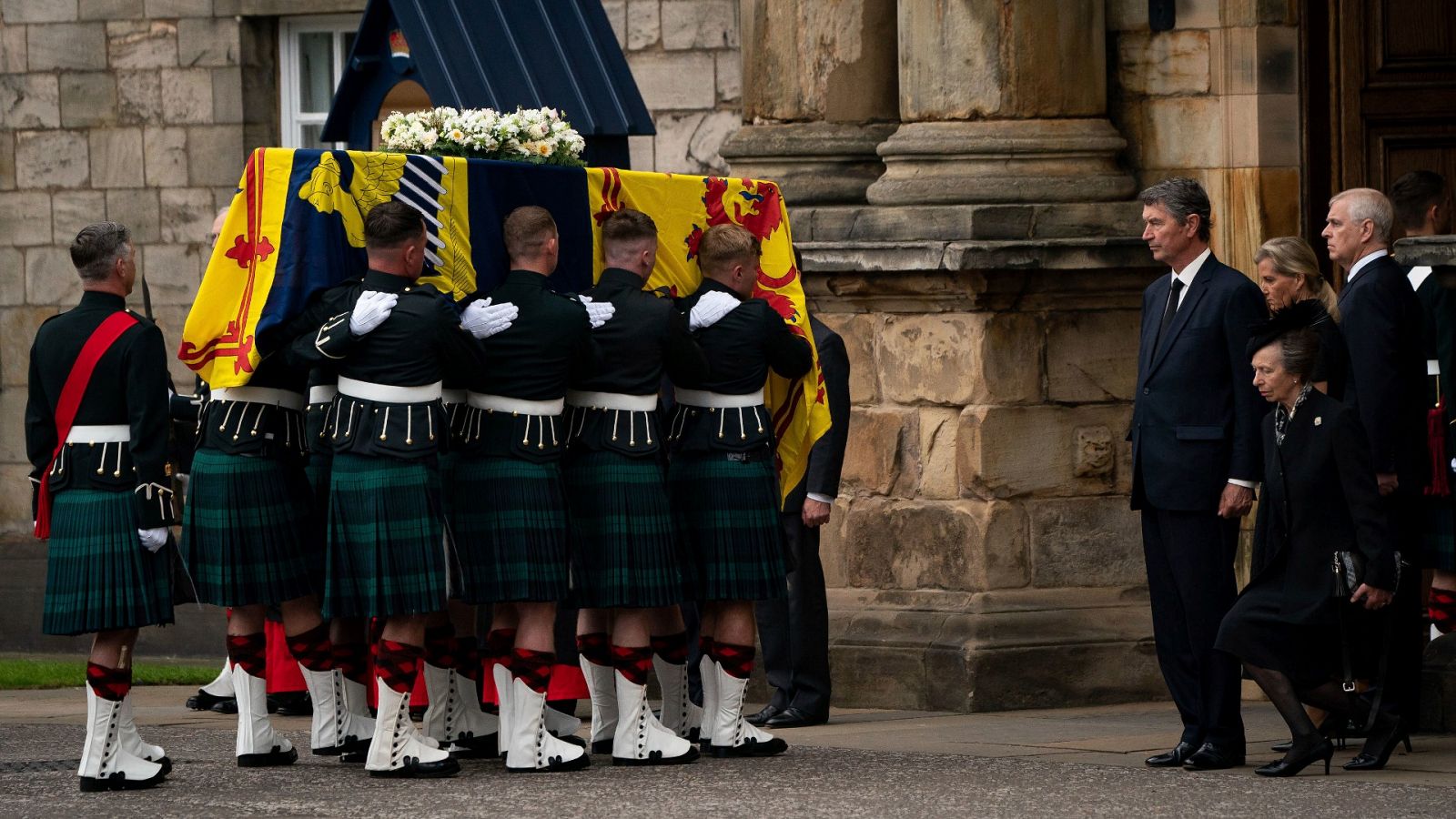 Los restos mortales de Isabel II llegan a Edimburgo