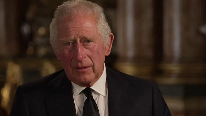 La hora de La 1 - El rey viaja hoy con su esposa en avión a Edimburgo