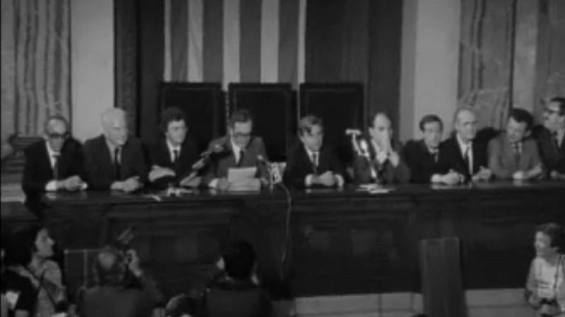Arxiu TVE Catalunya - Els parlamentaris entren a l'hemicicle del Parlament de Catalunya, tancat des del 1938