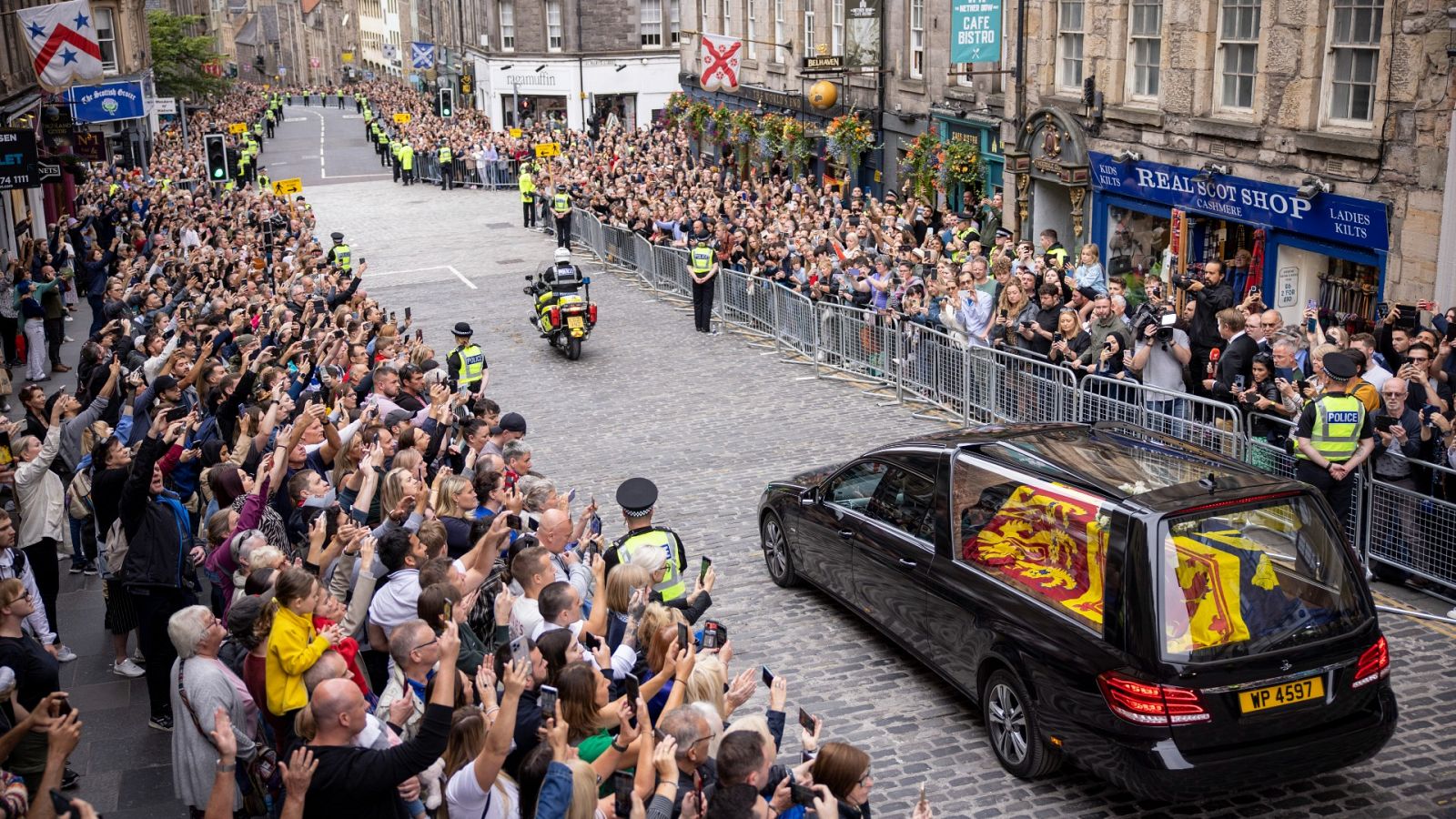 Así recibía Edimburgo el cortejo fúnebre de Isabel II