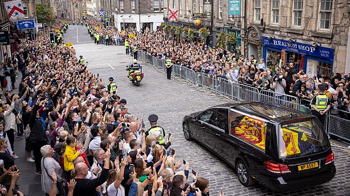 Hablando claro - Lágrimas y emoción en la llegada del cortejo fúnebre de Isabel II a Edimburgo