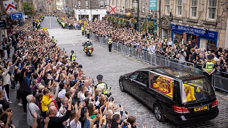 Lágrimas y emoción en la llegada del cortejo fúnebre de Isabel II a Edimburgo
