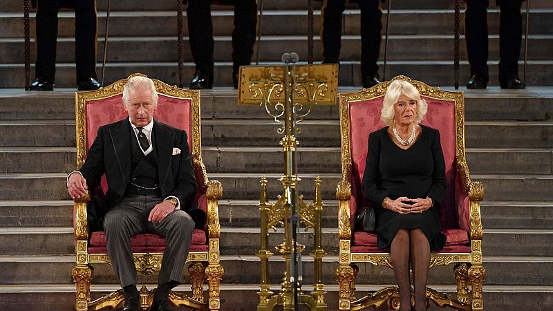 Carlos III visita por primera vez como rey el Parlamento británico