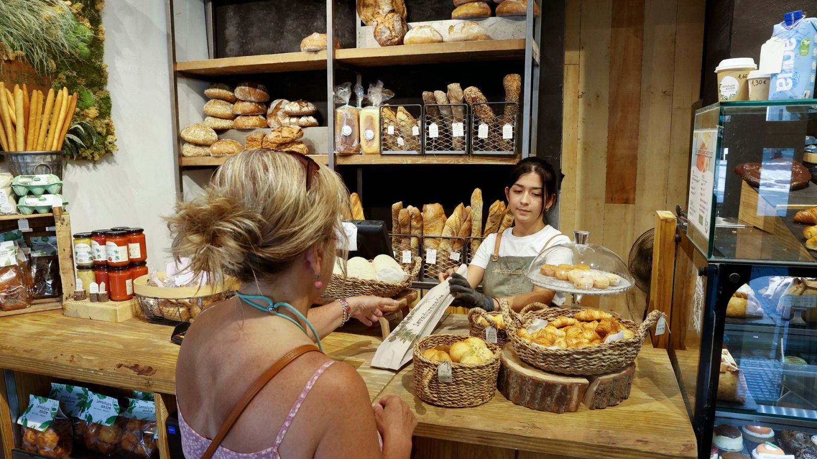 El pequeño comercio se queja de que la cesta de productos básicos a precio limitado puede reducir su margen de beneficios y rentabilidad.