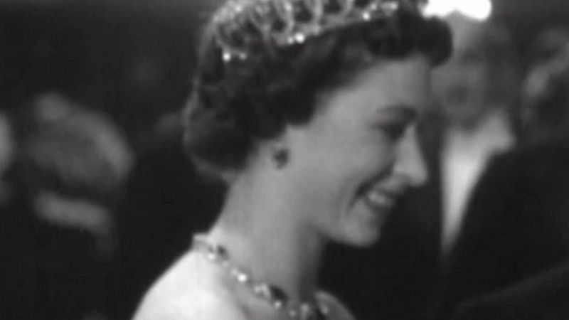 Las joyas de la reina Isabel II: sus favoritas fueron collar de perlas y los broches - ver ahora