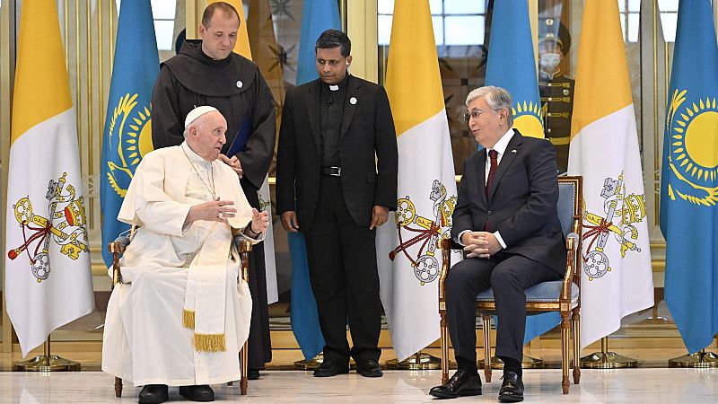 El papa condena la "insensata y trágica" guerra en Ucrania durante su visita a Kazajistán