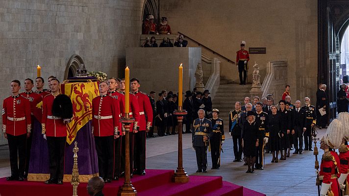 "Los actos de despedida a Isabel II son un negocio de 'merchandising' en torno a la figura de la Gran Bretaña"