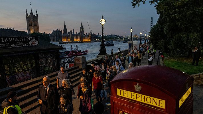 Así es un día en la cola para ver la capilla ardiente de Isabel II