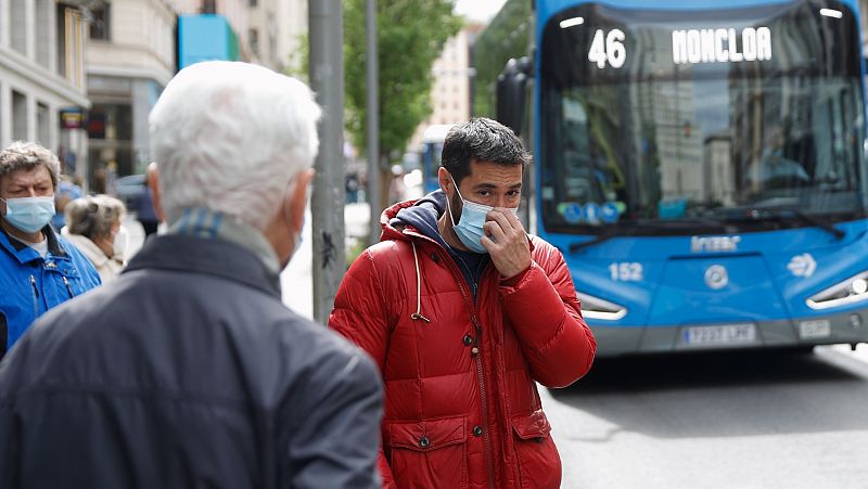Darias atribuye a los expertos la decisión de que se mantenga la mascarilla en el transporte