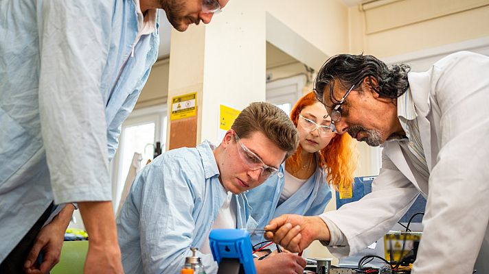 Telediario 1 - La falta de plazas en la FP, un quebradero de cabeza para los estudiantes:  "Aunque eché la matrícula antes, no hay"