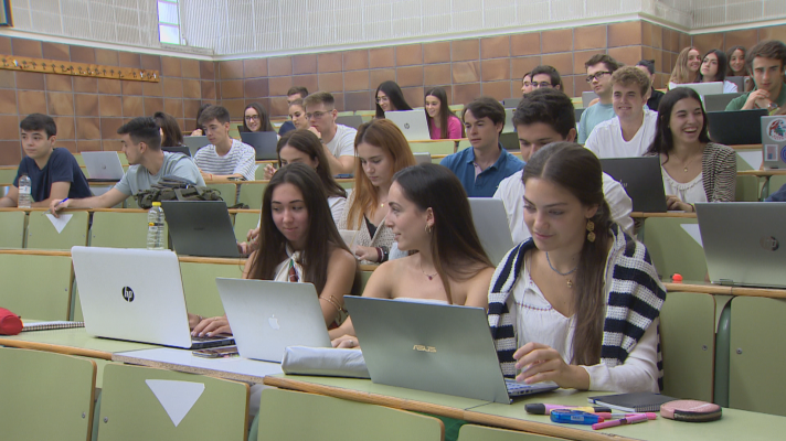 Dos años después de la pandemia, universitarios y FP recuperan la normalidad en clase