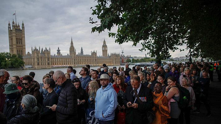 La gran diversidad cultural entre las personas que despiden a Isabel II