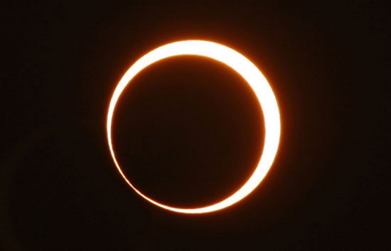 El eclipse anular de sol más largo del siglo ha durado más de once minutos. Se pudo ver desde la mayoría de los países del Sudeste Asiático y África.El fenómeno, que sucede cuando la luna se interpone entre la tierra y el sol sin cubrir por completo
