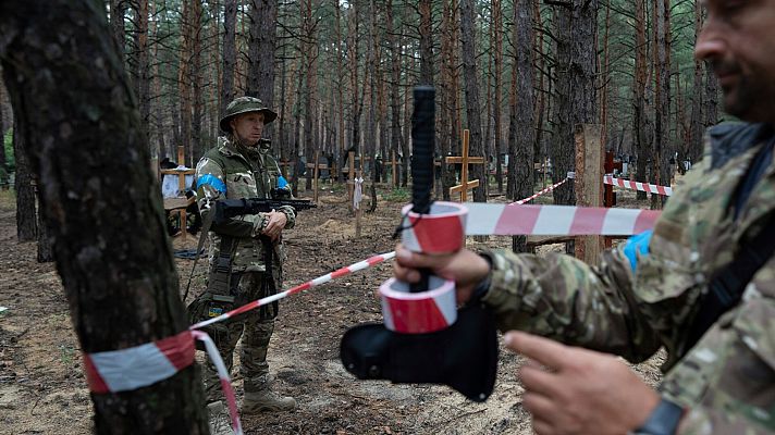 Ucrania denuncia el hallazgo de fosas comunes con más de 400 cadáveres en la recién liberada Izium