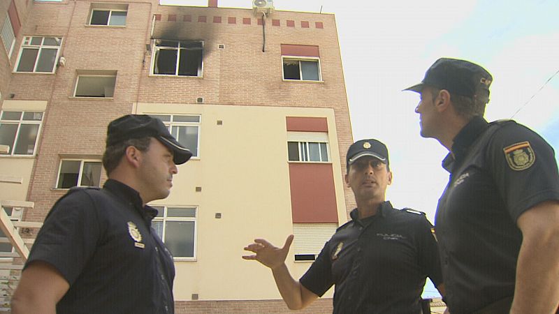 Un agente de la Policía Nacional rescata a dos mujeres y un bebé de ocho meses del incendio de su vivienda en San José de la Vega