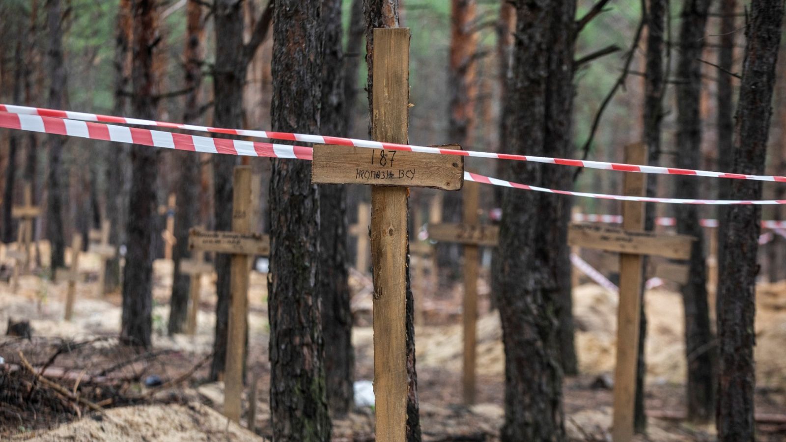 Ucrania denuncia entierros masivos en Izium 