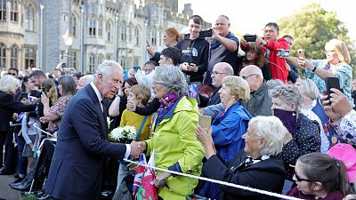 Carlos III se da un bao de masas en Gales en su primera visita como rey