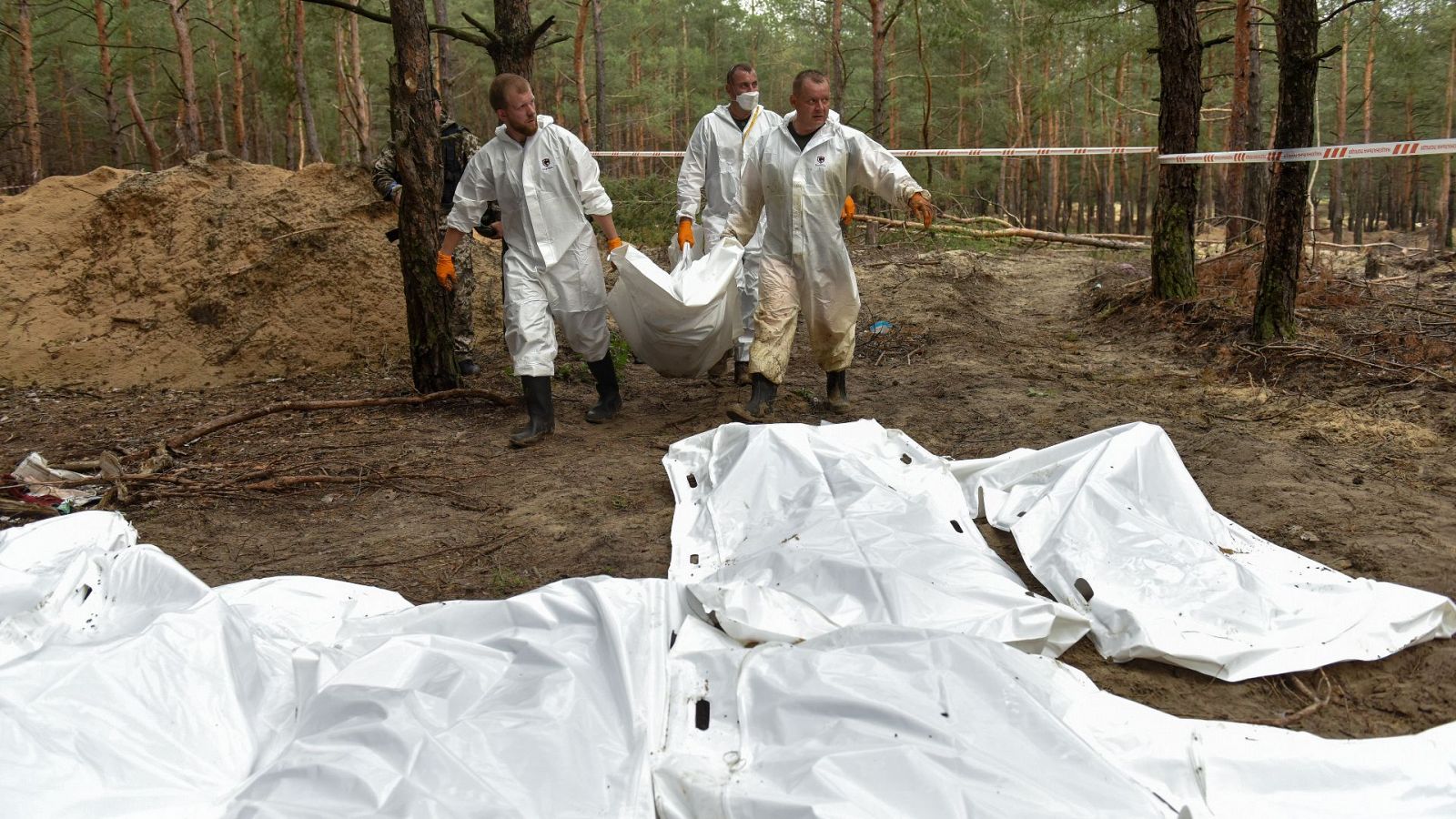 Ucrania exhuma los cuerpos de la masacre de Izium