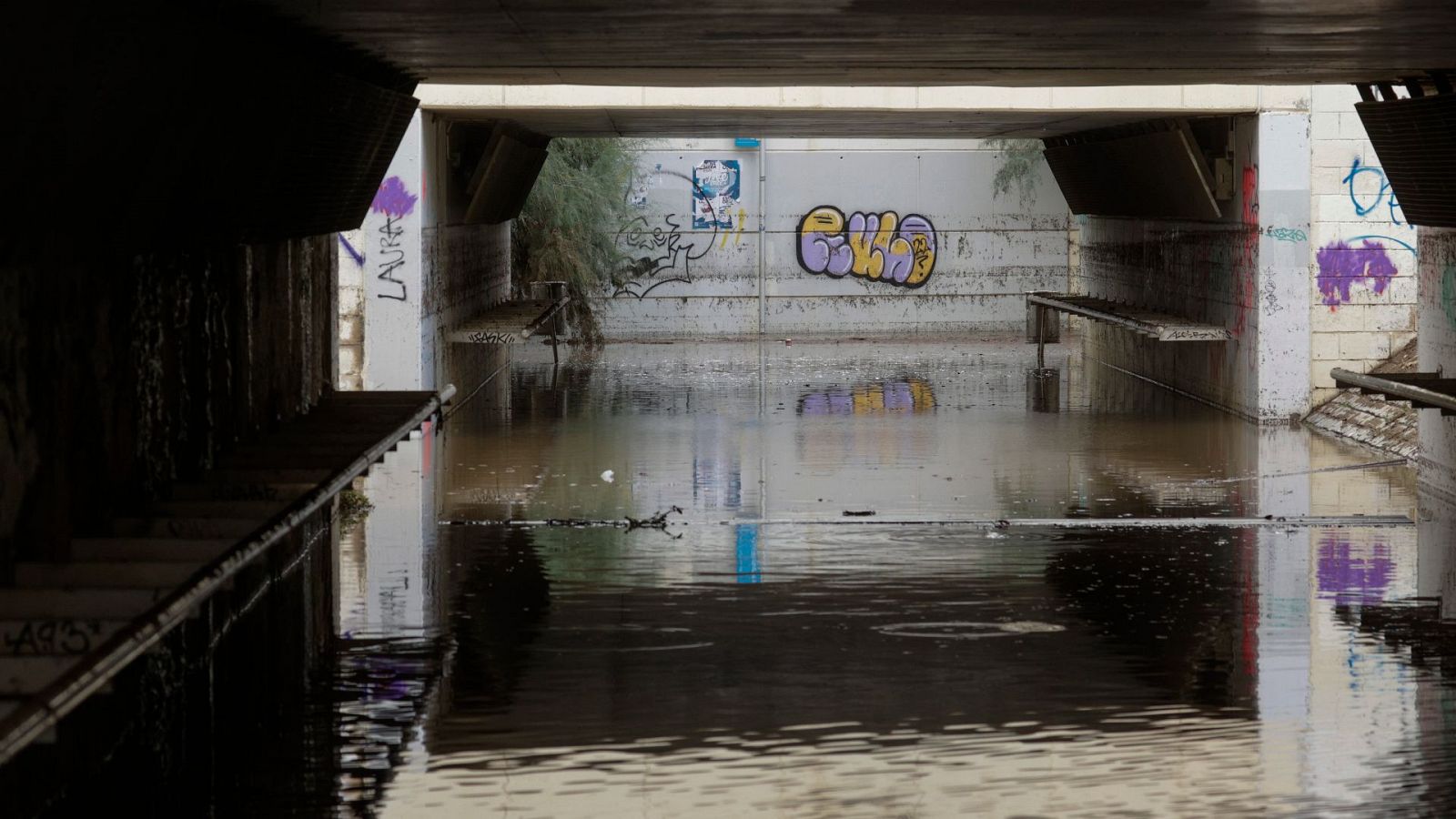 Mataró limpia sus calles tras las inundaciones que han dejado un herido grave