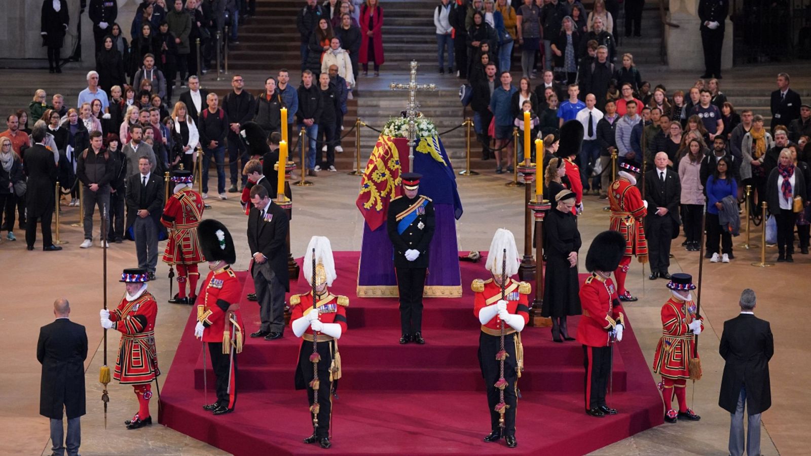 Los ocho nietos de Isabel II velan el cuerpo de su abuela en Westminster