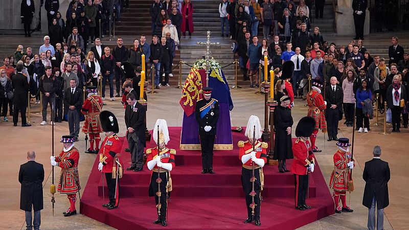 Los ocho nietos de Isabel II velan el cuerpo de su abuela en Westminster | Ver