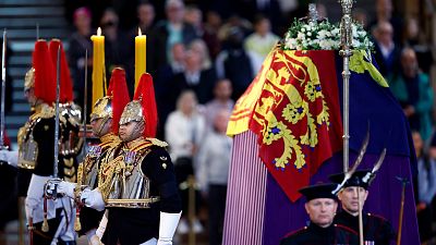 Continan las largas colas para despedirse de Isabel II