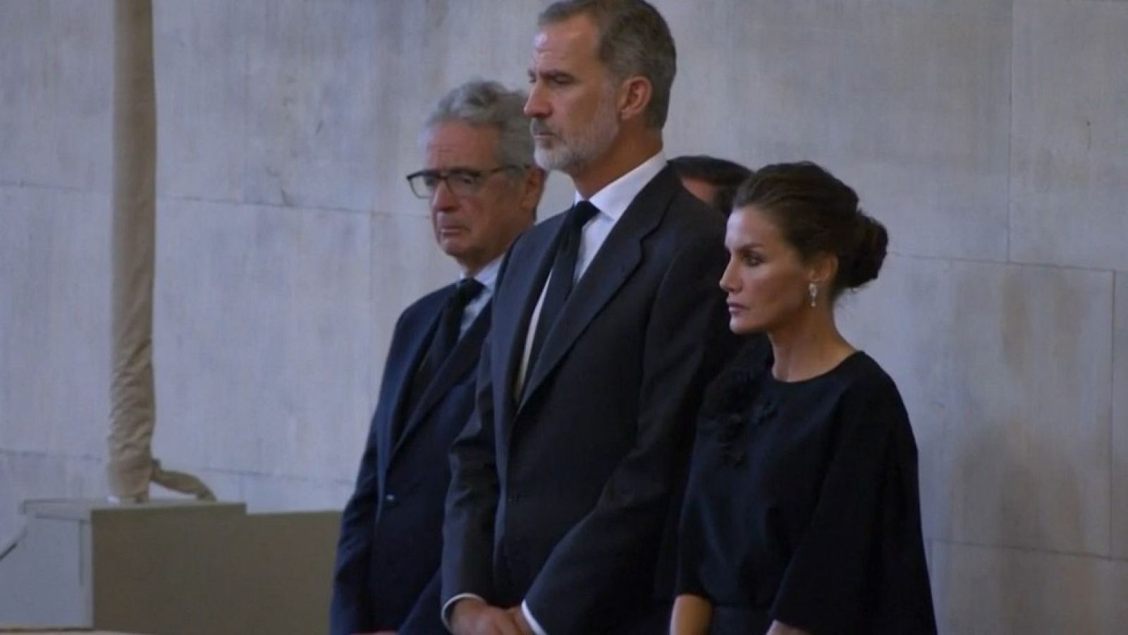 Los reyes Felipe VI y doña Letizia visitan la capilla ardiente de Isabel II