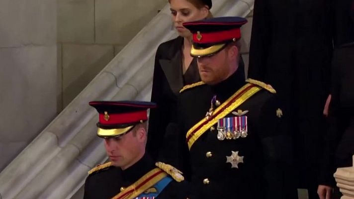 El príncipe Harry se pone el uniforme militar