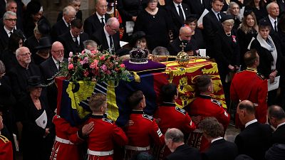El fretro de Isabel II entra en la Abada de Westminster