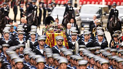 Traslado del fertro de Isabel II a la abada de Westminster