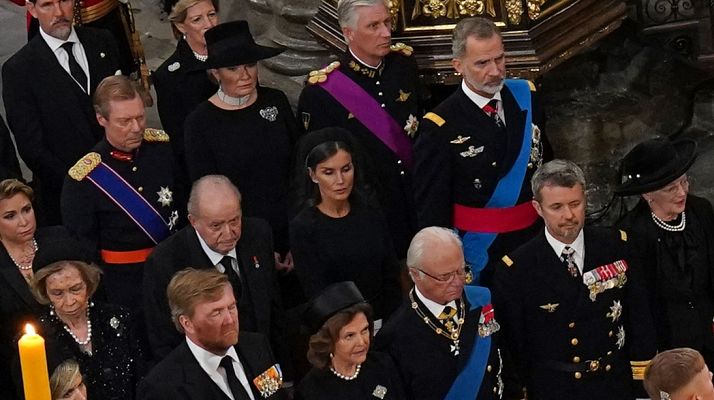 Telediario 1 - Felipe VI y Letizia y los reyes eméritos, sentados juntos en el funeral de Isabel II en su primera imagen pública desde 2020