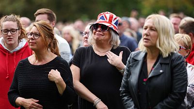 Dolor, respeto y lgrimas entre los miles de asistentes al cortejo fnebre de Isabel II