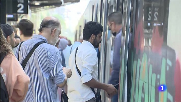 L'Informatiu - Els usuaris de Rodalies, indignats el primer dia laborable amb talls