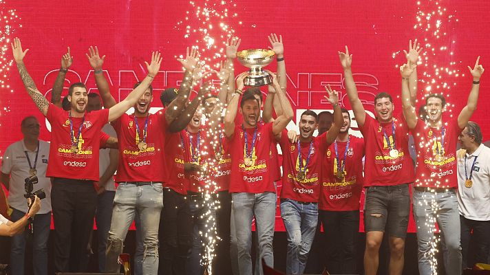 'La Familia' se pega un baño de masas en el Wizink Center tras lograr el título de Campeones de Europa        