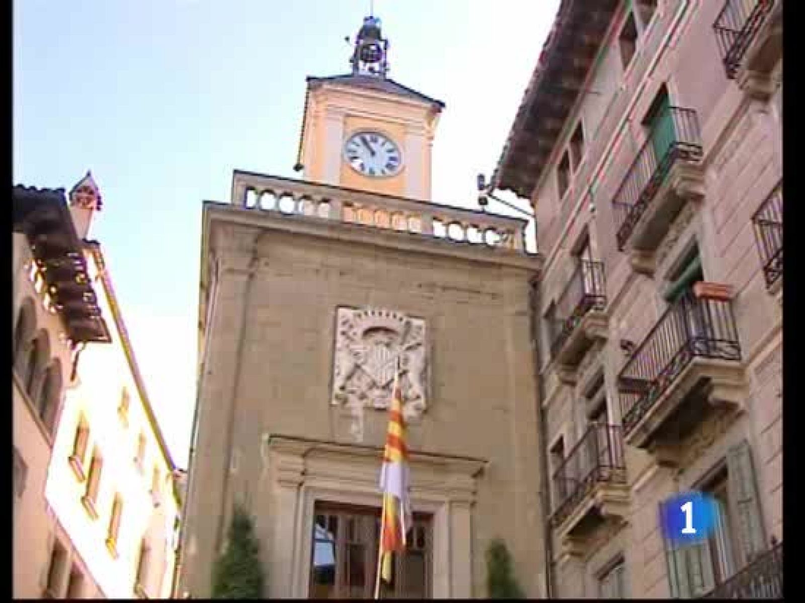 Los alcaldes de Torrejón de Ardoz y Vic insisten en que no hay nada ilegal en los requisitos que exigen y que son diferentes en cada caso.