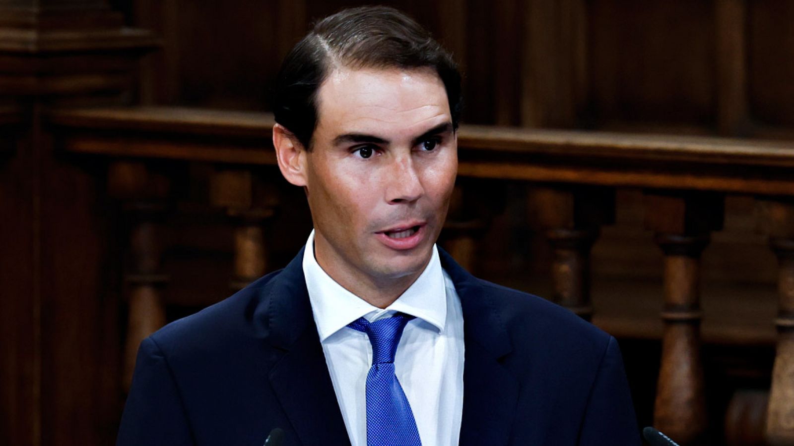 Rafa Nadal recoge de manos de Felipe VI el premio Camino Real