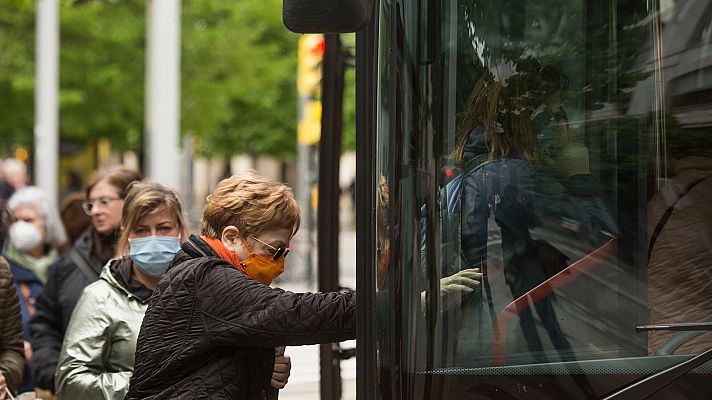 La mascarilla en el transporte público divide a los expertos