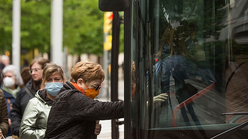 El uso de la mascarilla en el transporte público divide a los expertos