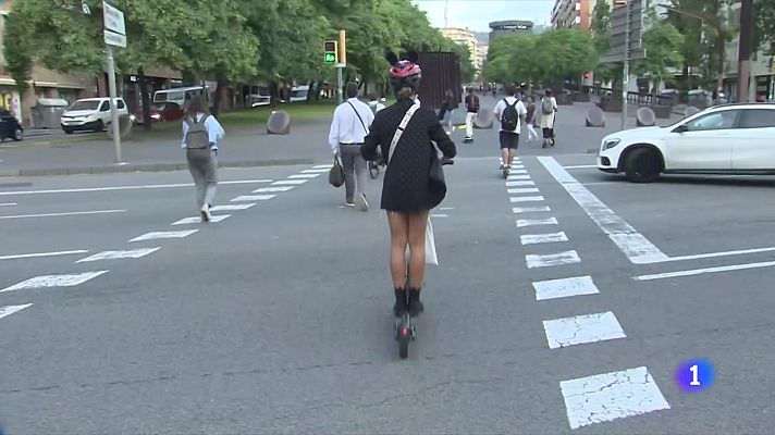 L'Informatiu - 1 de cada 3 conductors de patinet elèctric condueix per la vorera, tot i que està prohibit