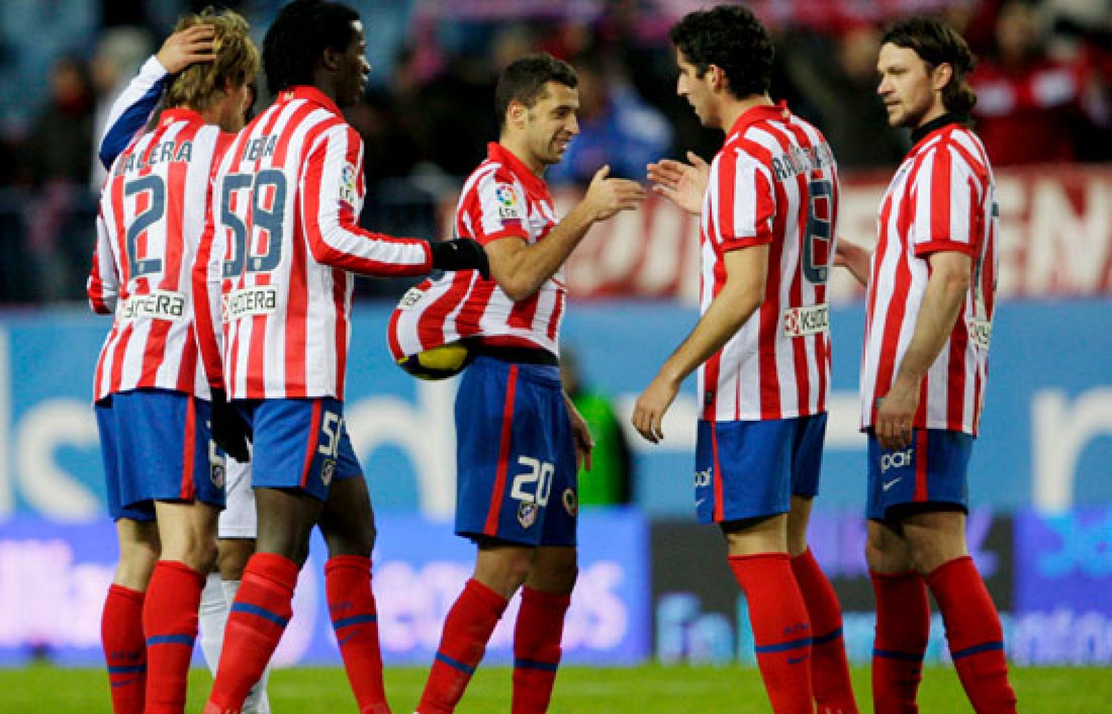 Agüero y Simao se convirtieron en los artífices de la remontada atlética ante un Recre muy peleón que asustó hasta el final del partido .