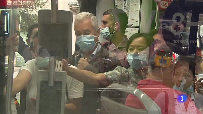 L'Informatiu - Queixes i desconcert el primer dia de vaga dels autobusos TMB