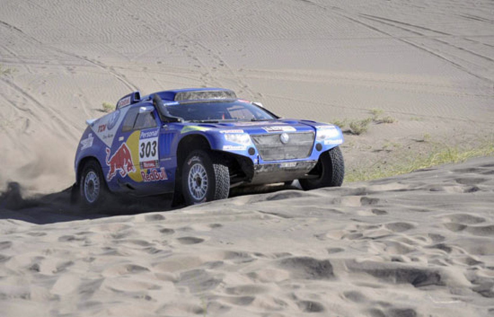 Carlos Sainz está a muy poco de proclamarse el vencedor en la categorías de coches del Dakar tras acabar la penúltima etapa y seguir aventajando en la general a Al Attiyah en algo más de dos minutos. El duelocon el qatarí ha sido muy duro y al final de la jornada han tenido sus más y sus menos.