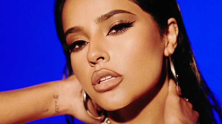 Telediario 1 - Becky G. presenta su nuevo éxito: 'Amantes', con Daviles De Novelda