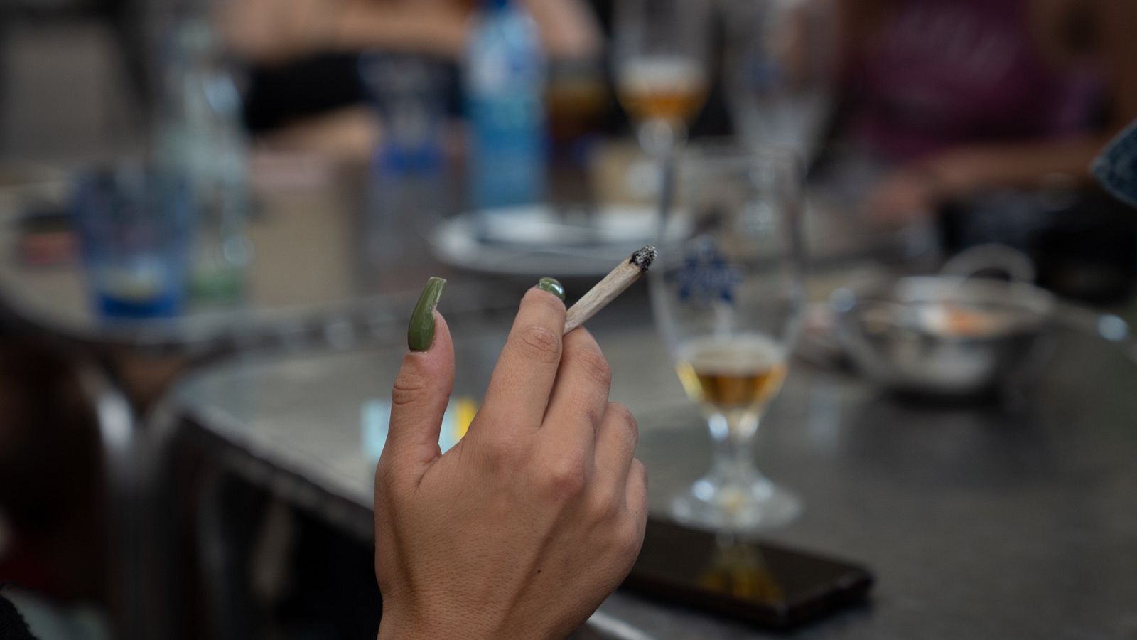 La Generalitat de Cataluña prohibirá fumar en terrazas, entornos escolares y paradas de autobús