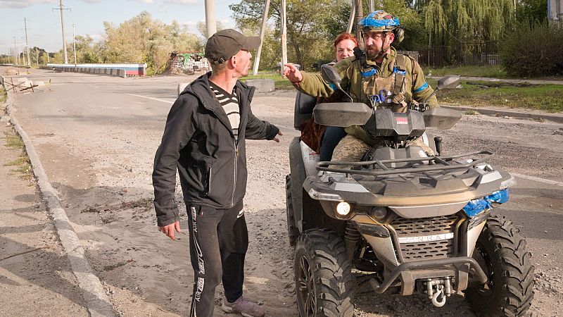 Un médico militar ucraniano recorre con su quad la ciudad de Kupiansk