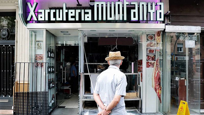Un joven muere apuñalado en unas fiestas de la Mercè con altercados y saqueos a comercios | Ver