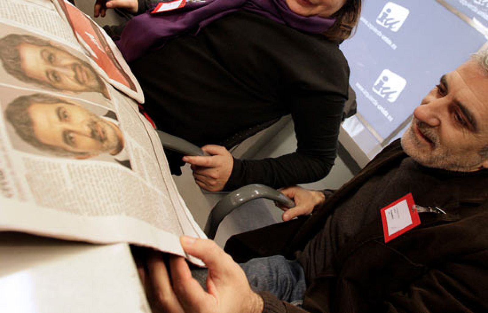  El diputado de Izquierda Unida en el Congreso, Gaspar Llamazares,  afirmó hoy que estudia emprender acciones judiciales por la  utilización de algunos de sus rasgos faciales para la elaboración por  parte del FBI de un retrato del terrorista Osama bin Laden, un asunto  que calificó de "muy serio" porque pone en evidencia "el escaso nivel  de los servicios de inteligencia y seguridad", por lo que pidió al  Gobierno que adopte medidas al respecto.  16/01/10.