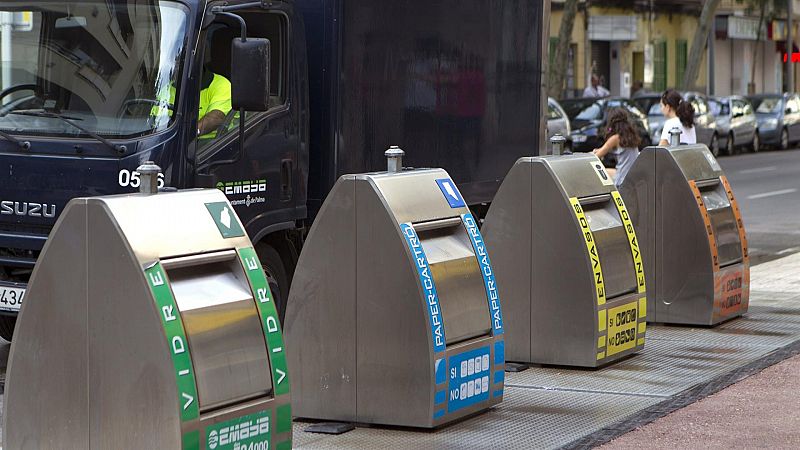 Multan a un matrimonio de jubilados por reciclar mal