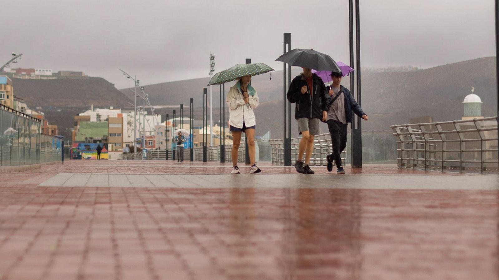 Los cielos cubiertos y las lluvias persisten en Canarias - El tiempo | Ver